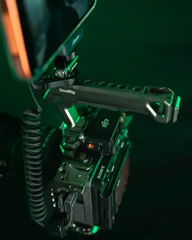 SmallRig top handle mounted on the caged camera